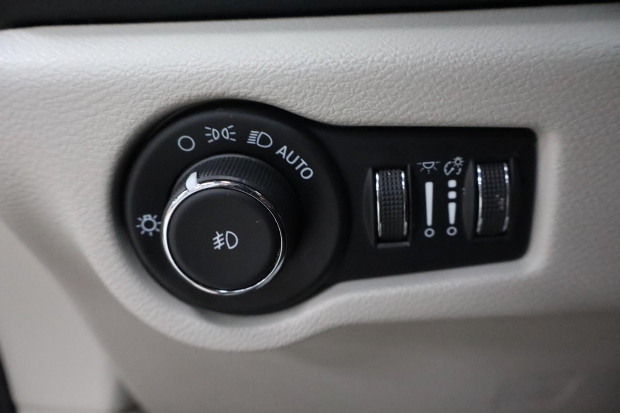Chrysler Pacifica Vehicle Full-screen Gallery Image 13