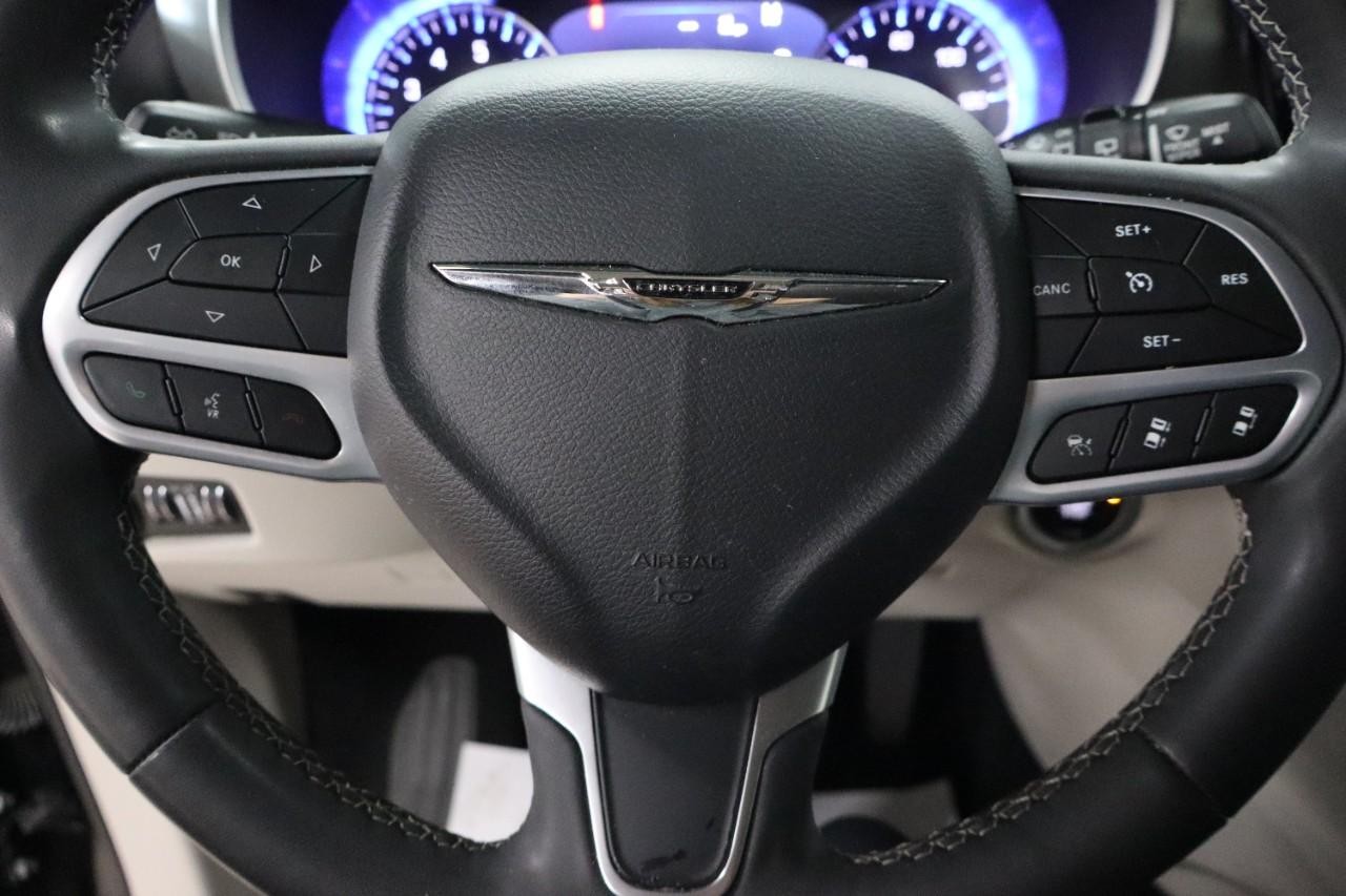 Chrysler Pacifica Vehicle Full-screen Gallery Image 15