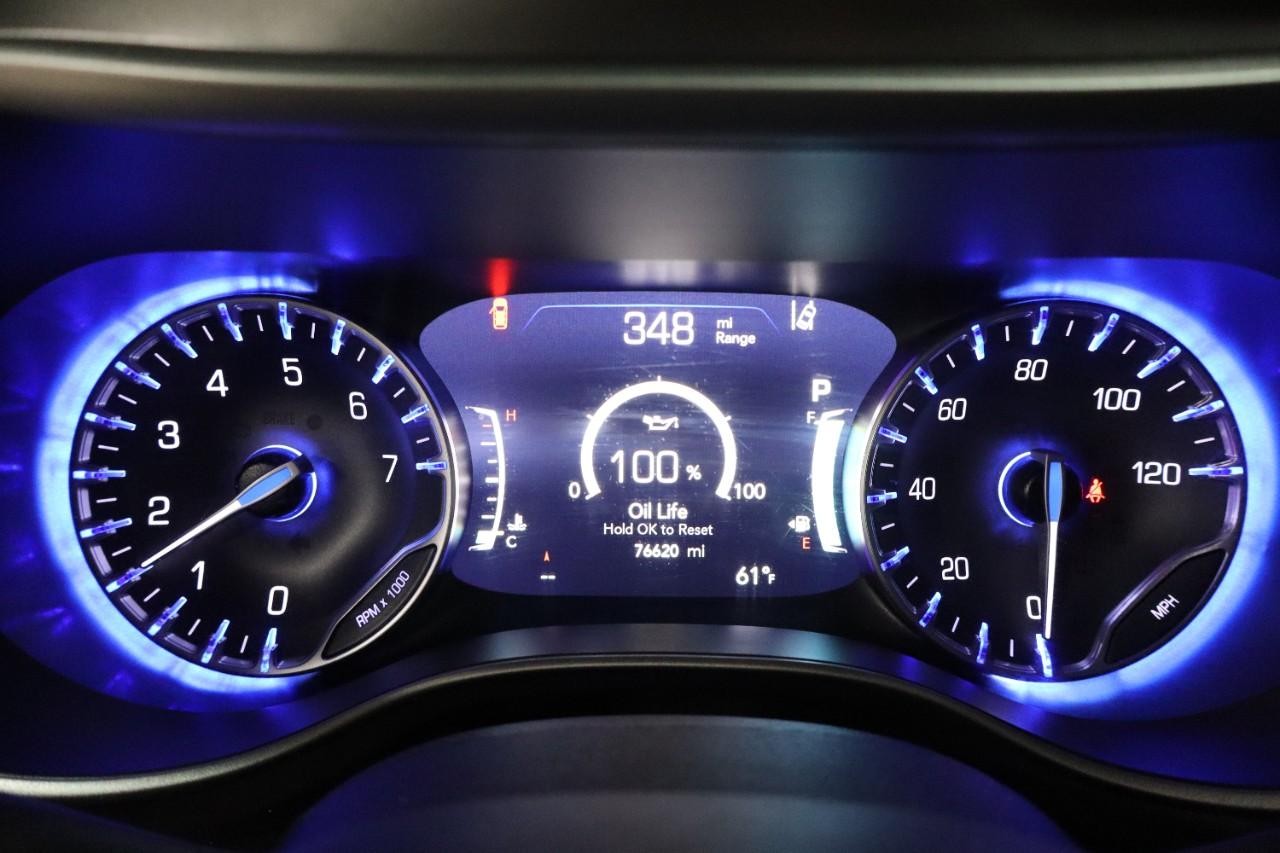 Chrysler Pacifica Vehicle Full-screen Gallery Image 16