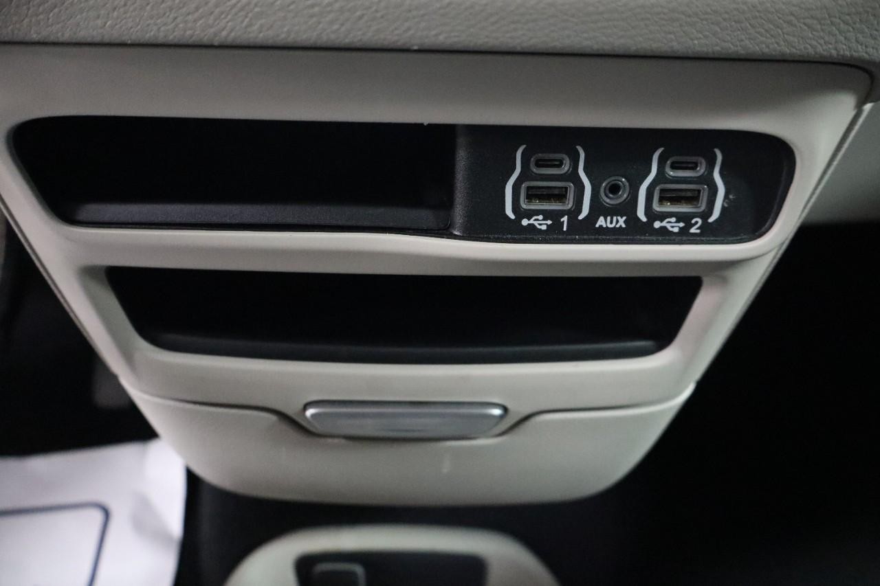 Chrysler Pacifica Vehicle Full-screen Gallery Image 18