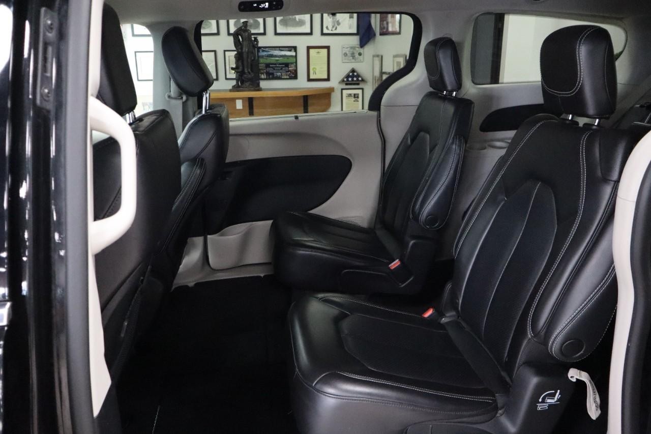 Chrysler Pacifica Vehicle Full-screen Gallery Image 19