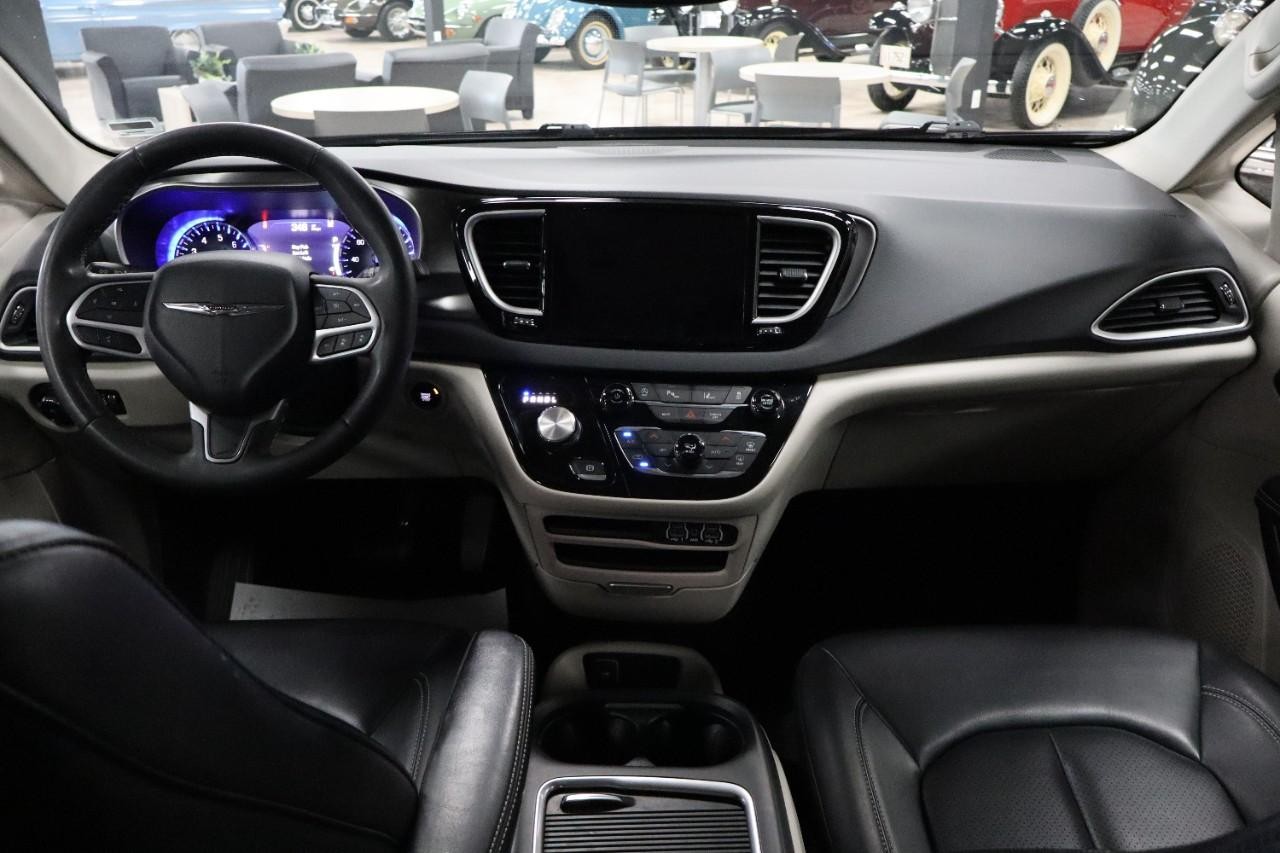 Chrysler Pacifica Vehicle Full-screen Gallery Image 21