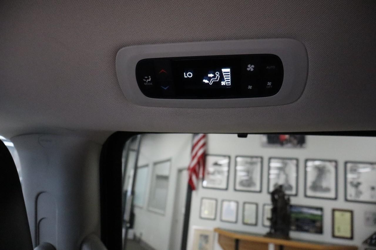 Chrysler Pacifica Vehicle Full-screen Gallery Image 22