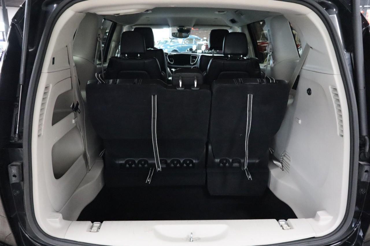 Chrysler Pacifica Vehicle Full-screen Gallery Image 25