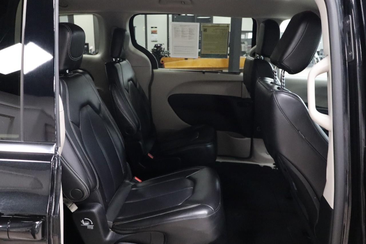 Chrysler Pacifica Vehicle Full-screen Gallery Image 27