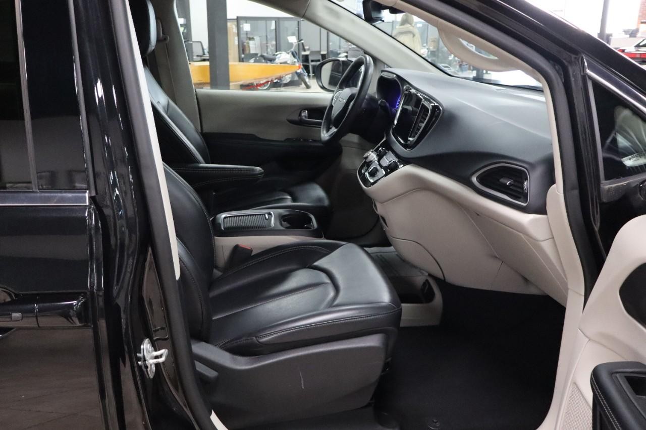 Chrysler Pacifica Vehicle Full-screen Gallery Image 28