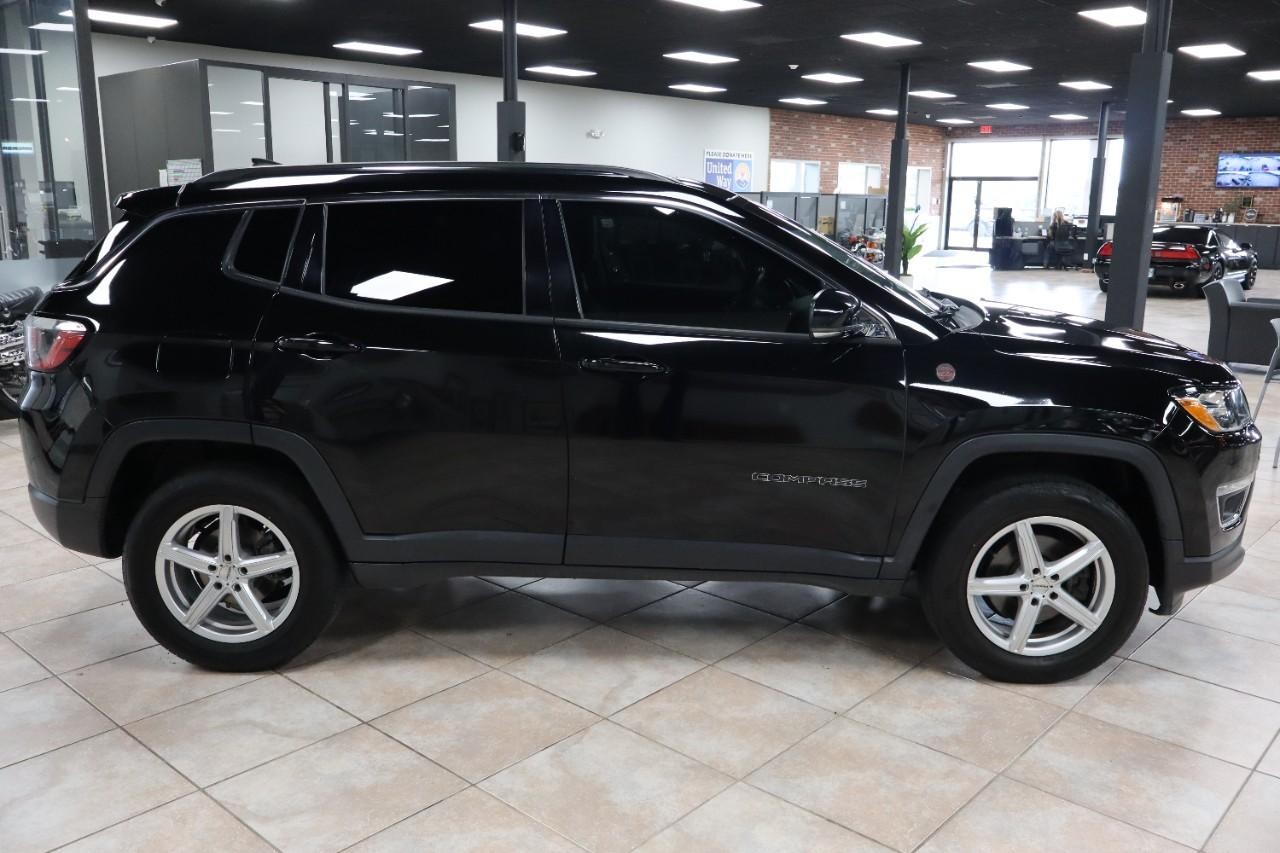 Jeep Compass Vehicle Full-screen Gallery Image 6