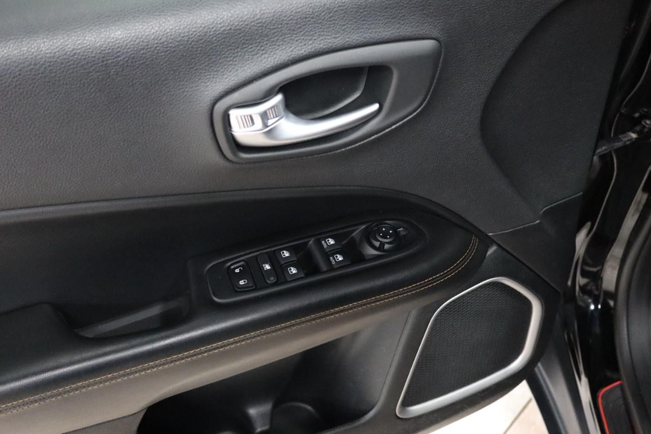 Jeep Compass Vehicle Full-screen Gallery Image 11