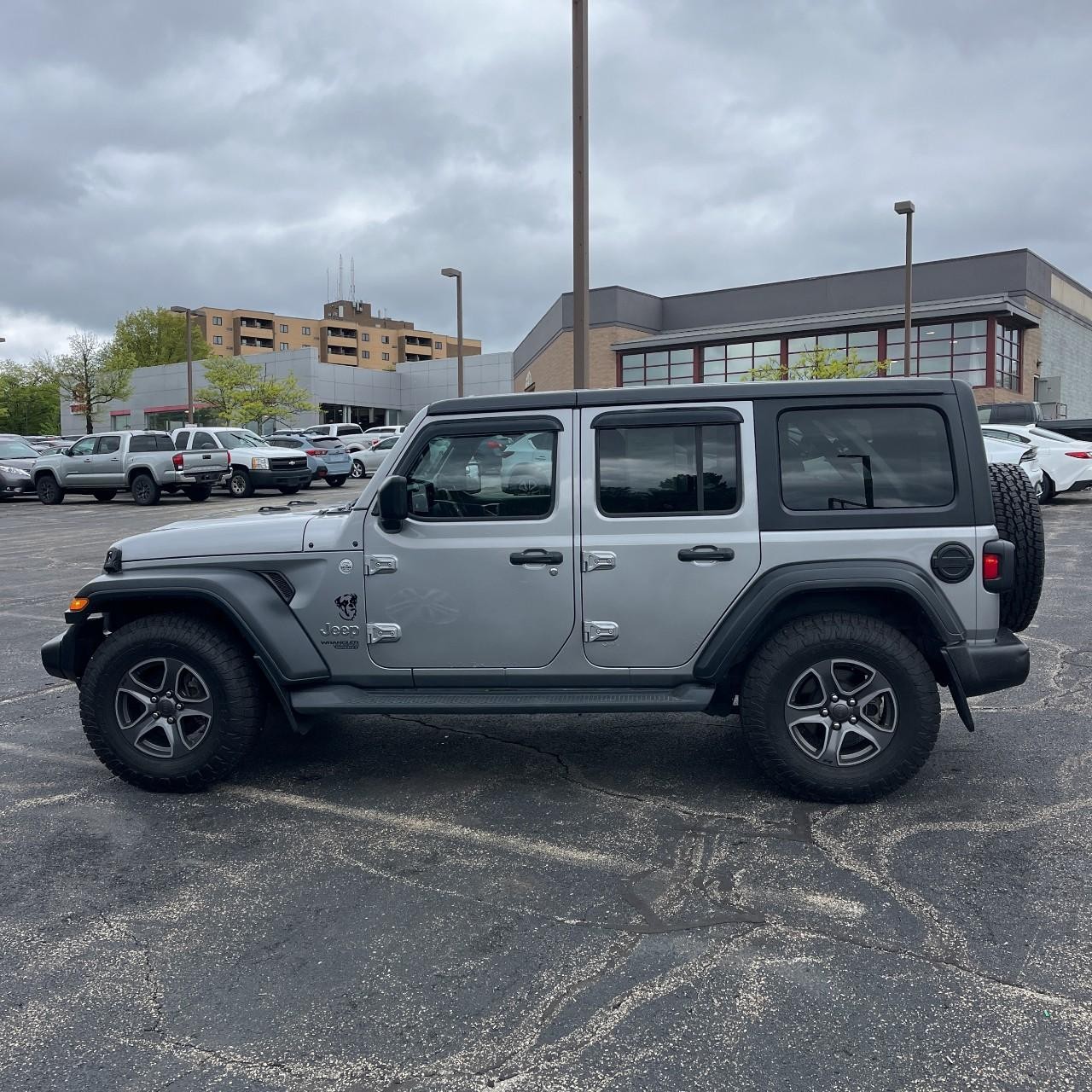 Jeep Wrangler Unlimited Vehicle Full-screen Gallery Image 3