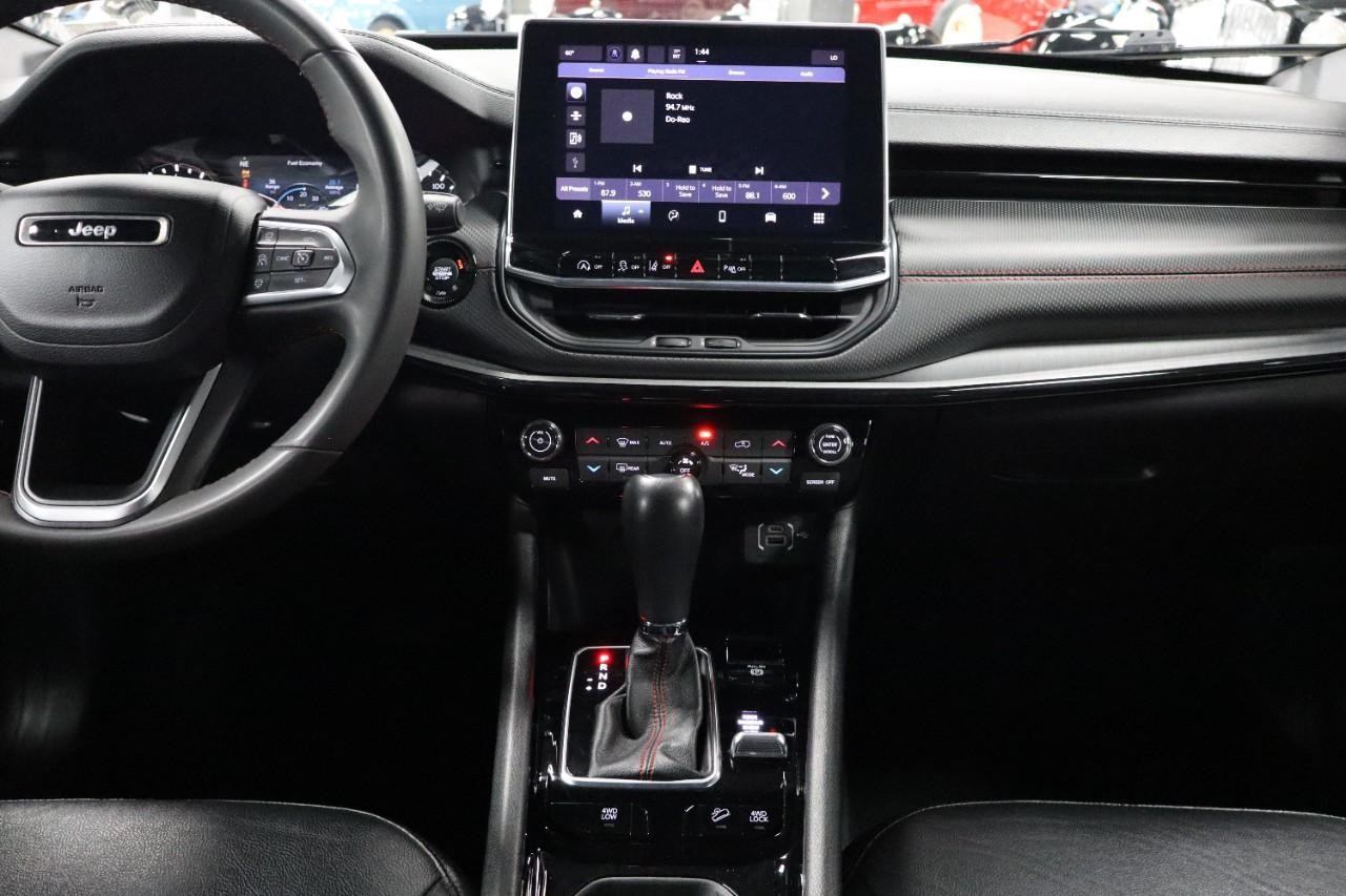 Jeep Compass Vehicle Full-screen Gallery Image 17