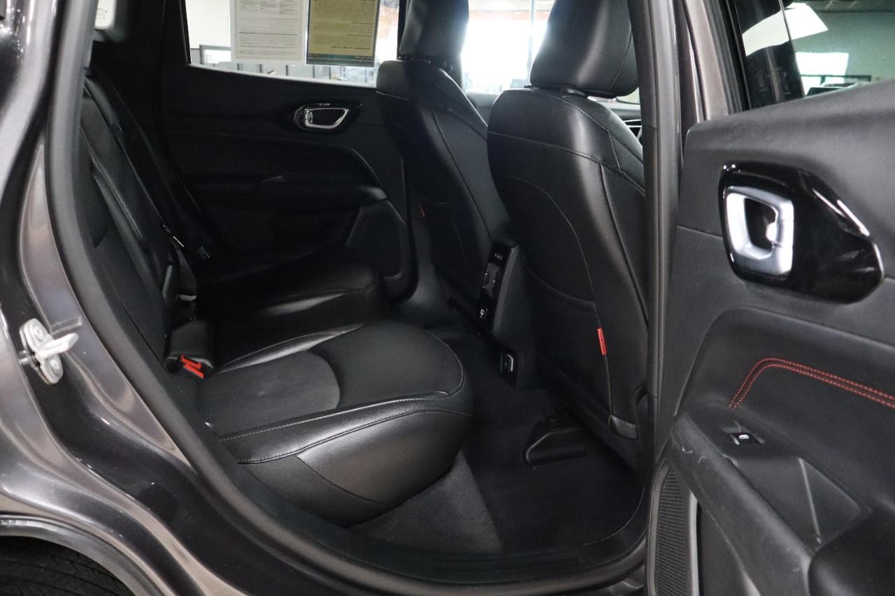 Jeep Compass Vehicle Full-screen Gallery Image 22
