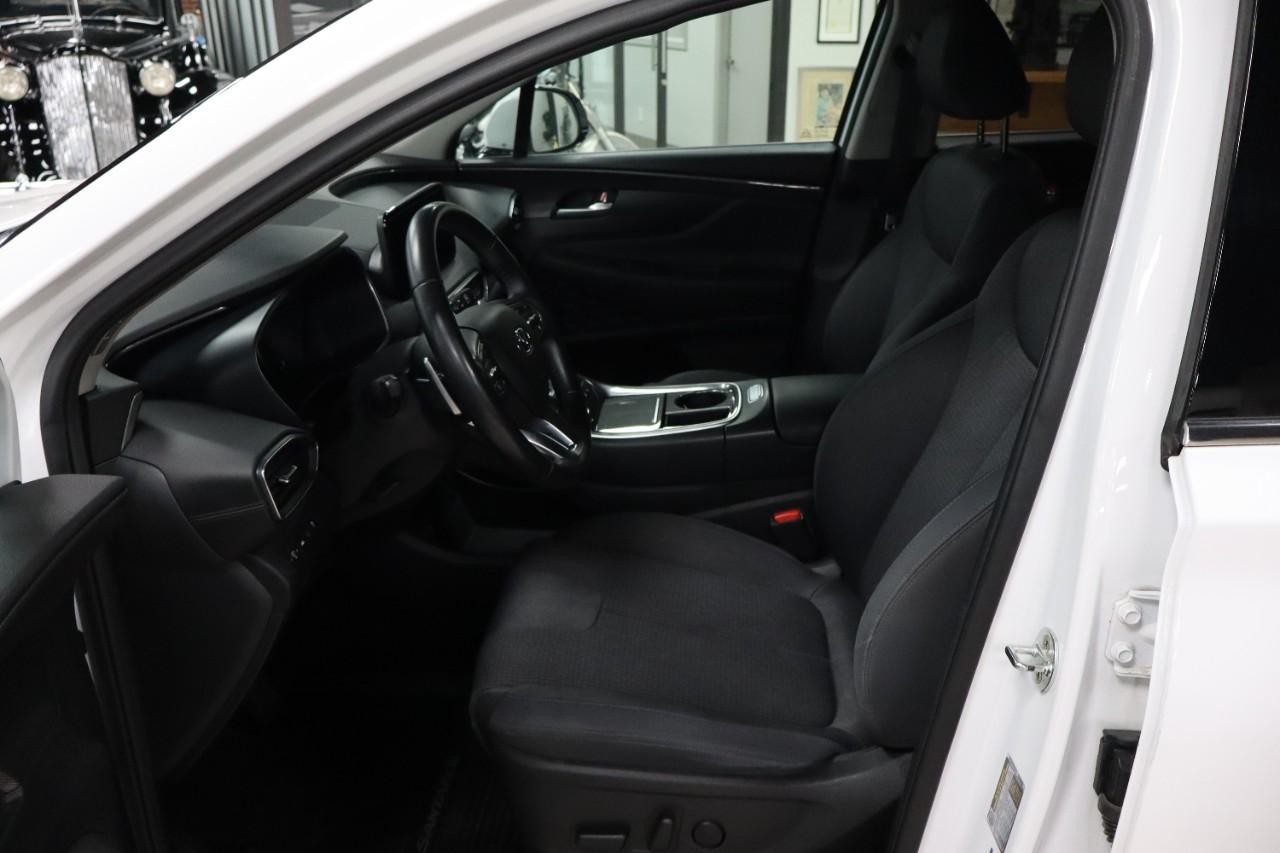 Hyundai Santa Fe Vehicle Full-screen Gallery Image 10