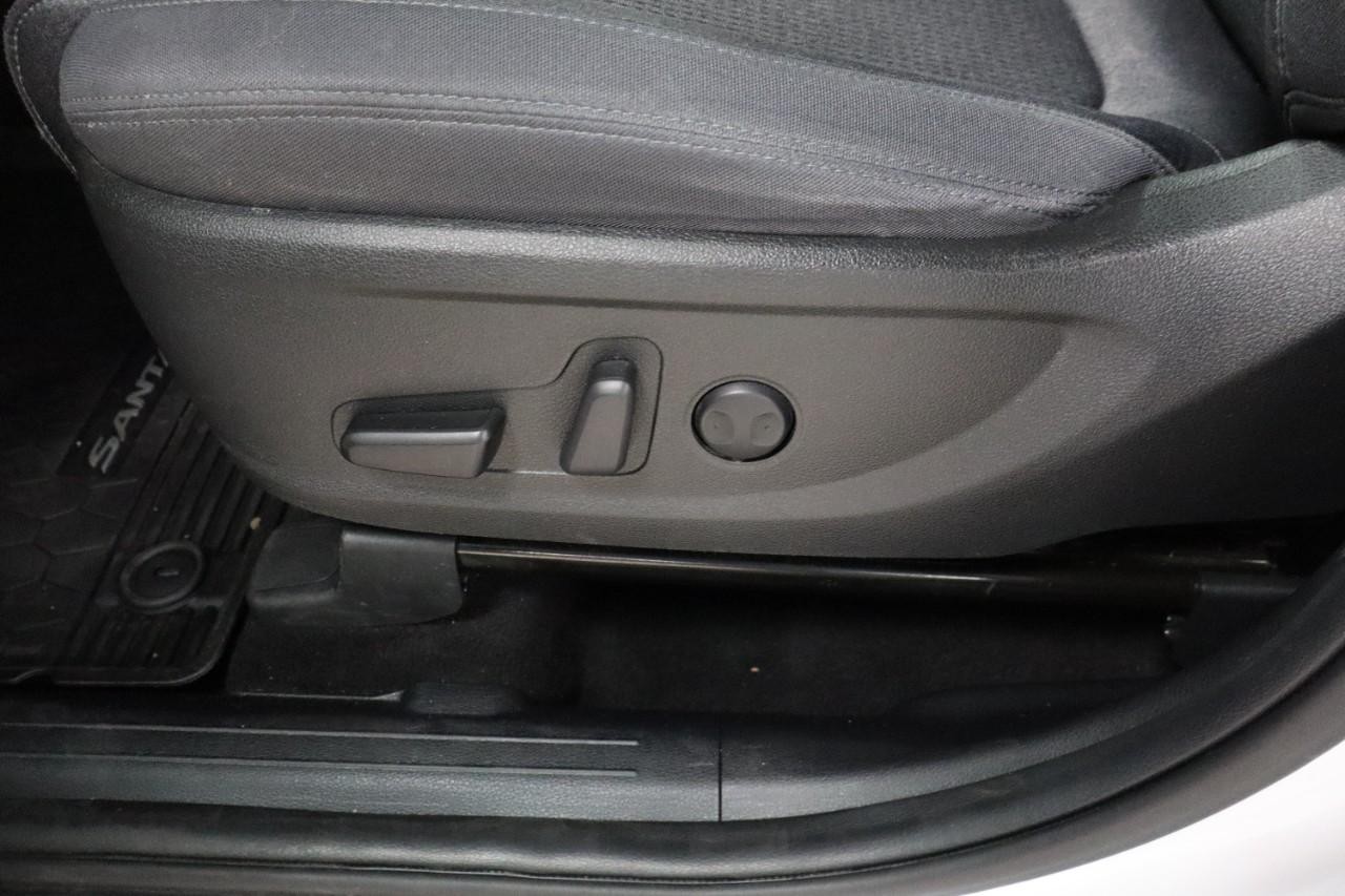 Hyundai Santa Fe Vehicle Full-screen Gallery Image 11