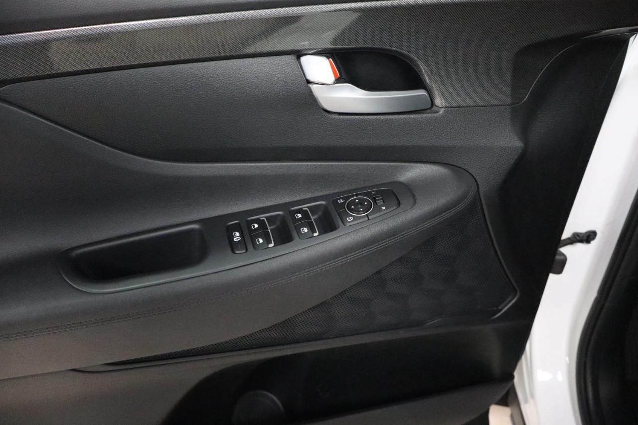 Hyundai Santa Fe Vehicle Full-screen Gallery Image 12