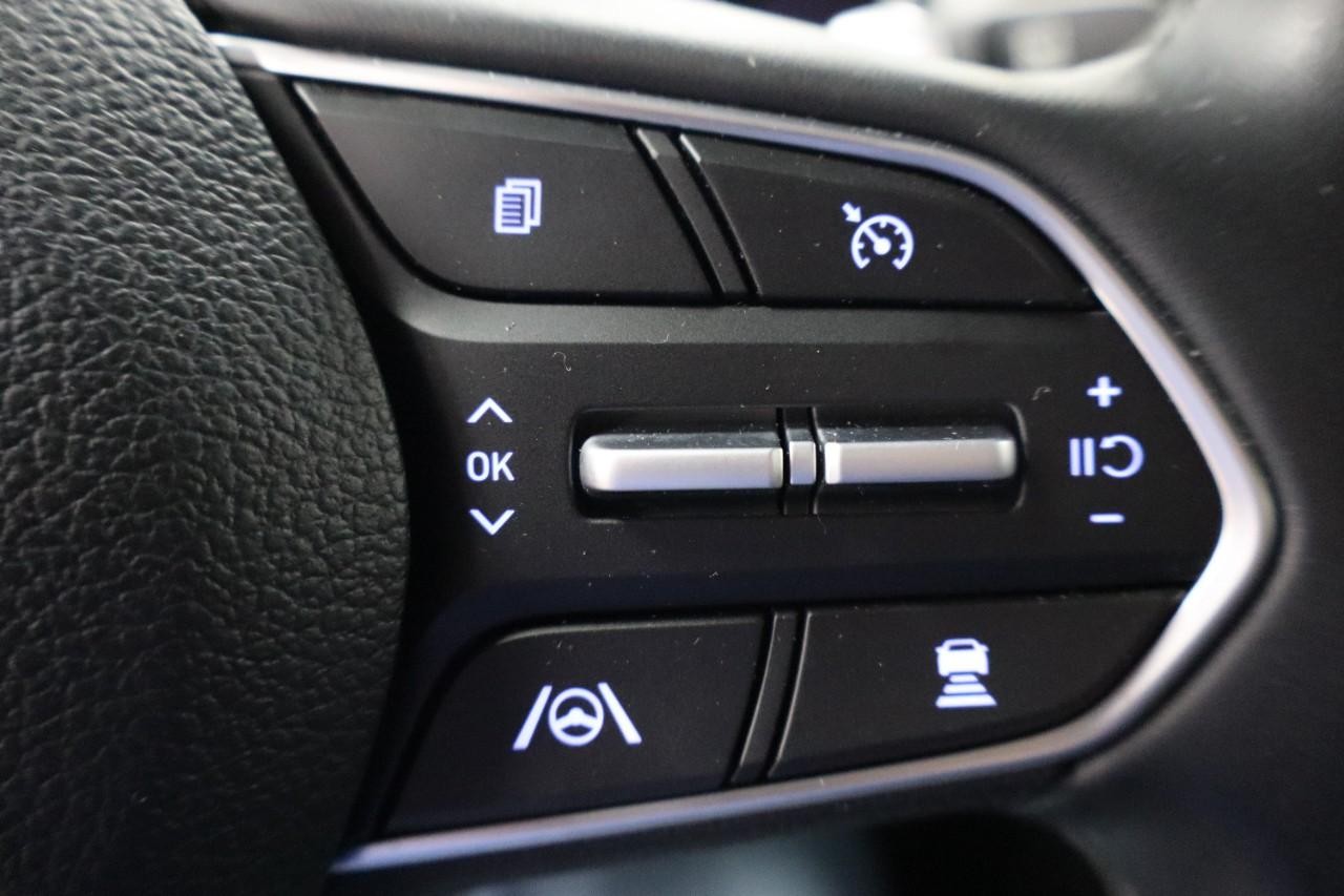 Hyundai Santa Fe Vehicle Full-screen Gallery Image 19