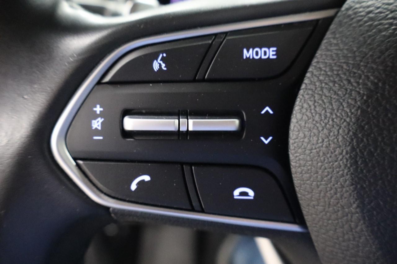 Hyundai Santa Fe Vehicle Full-screen Gallery Image 20