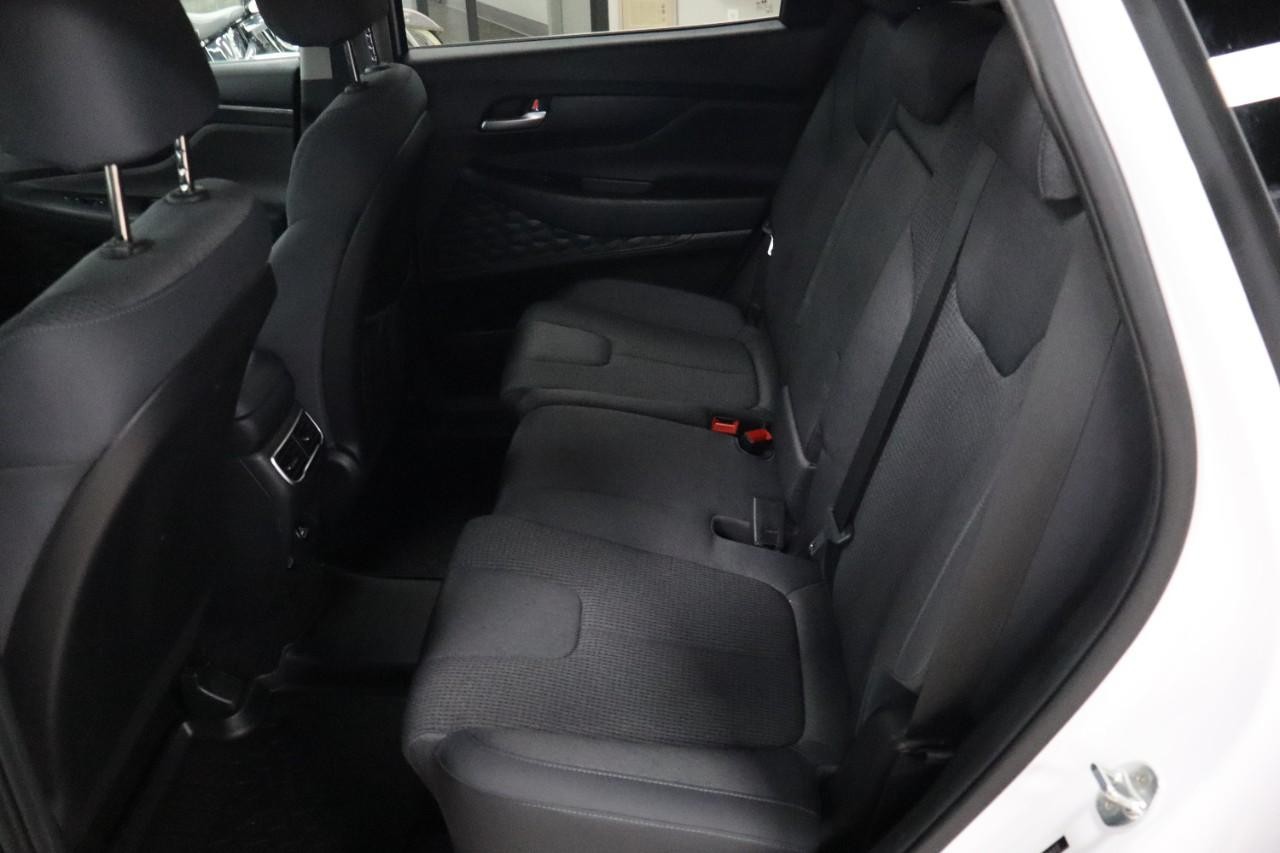 Hyundai Santa Fe Vehicle Full-screen Gallery Image 21