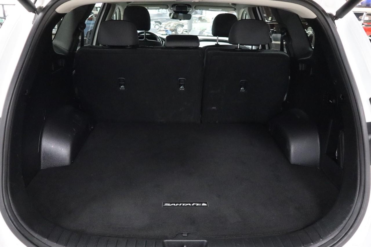 Hyundai Santa Fe Vehicle Full-screen Gallery Image 22