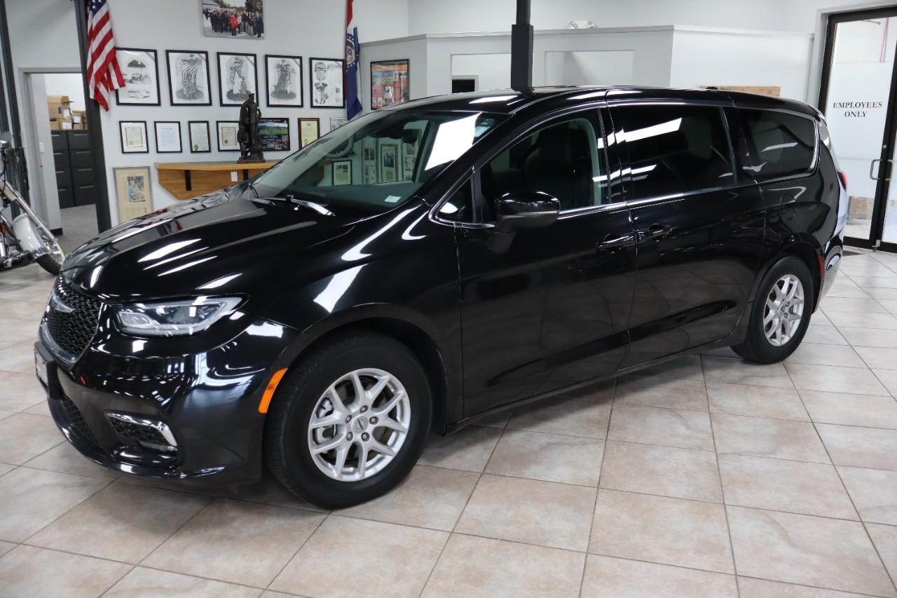 Chrysler Pacifica Vehicle Full-screen Gallery Image 2