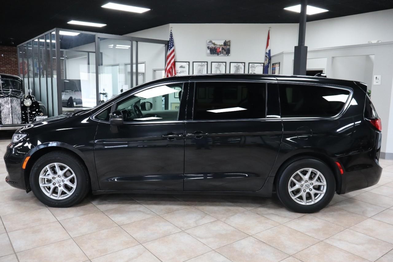 Chrysler Pacifica Vehicle Full-screen Gallery Image 3