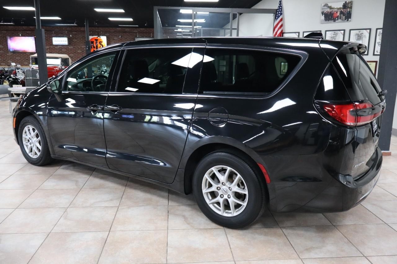 Chrysler Pacifica Vehicle Full-screen Gallery Image 4