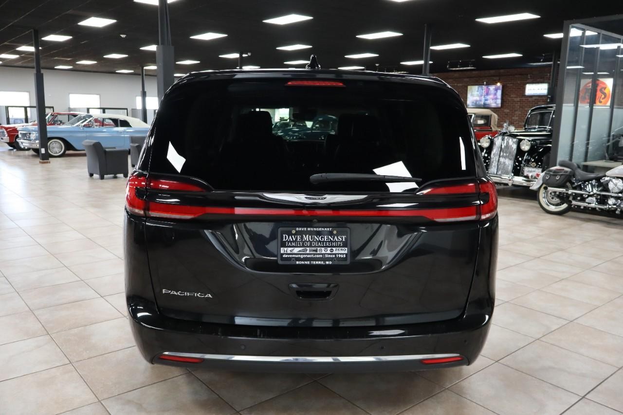 Chrysler Pacifica Vehicle Full-screen Gallery Image 5