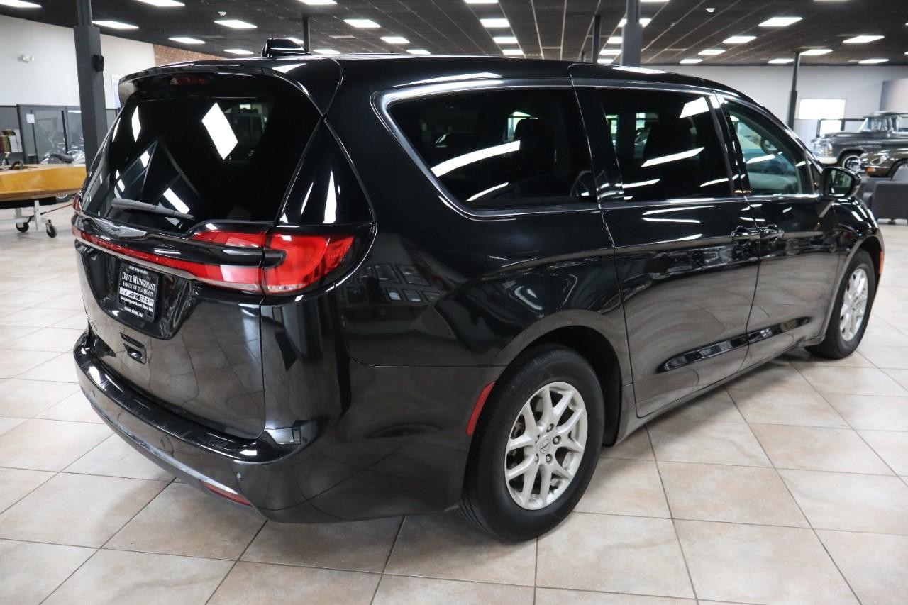 Chrysler Pacifica Vehicle Full-screen Gallery Image 6