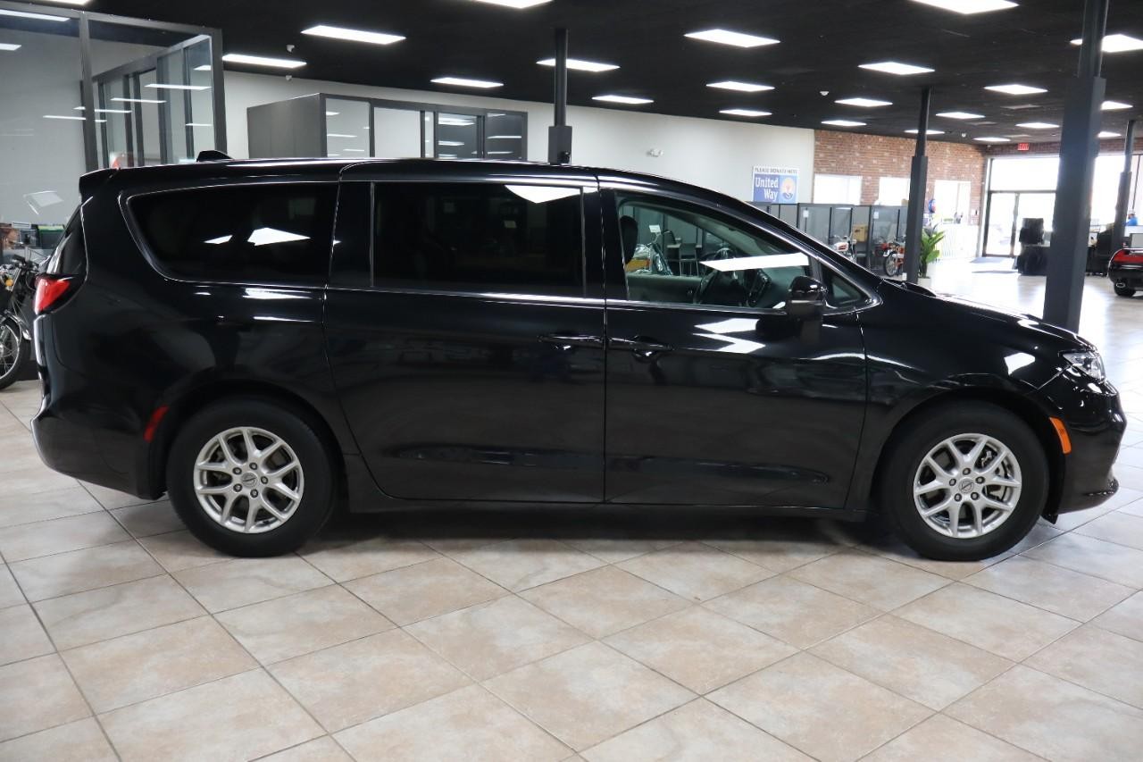 Chrysler Pacifica Vehicle Full-screen Gallery Image 7
