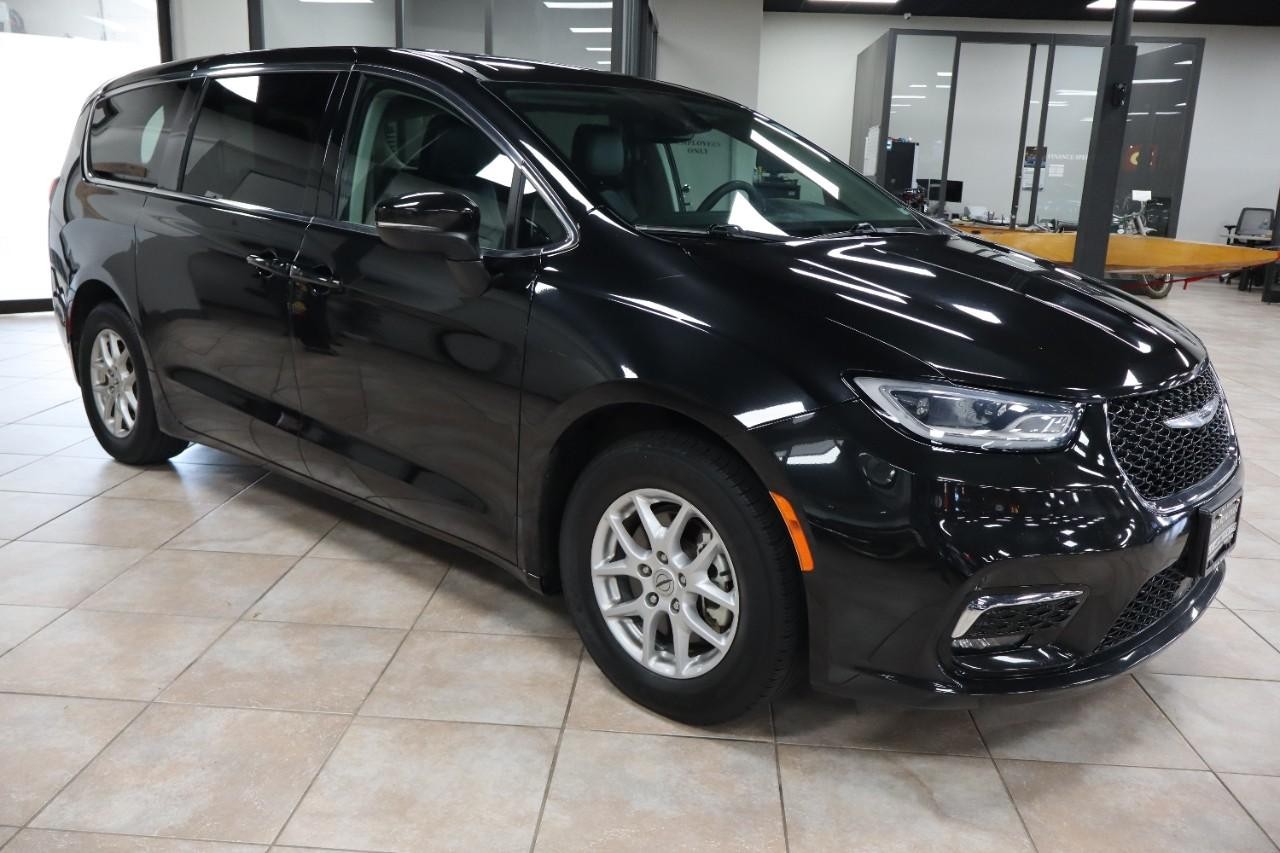 Chrysler Pacifica Vehicle Full-screen Gallery Image 8