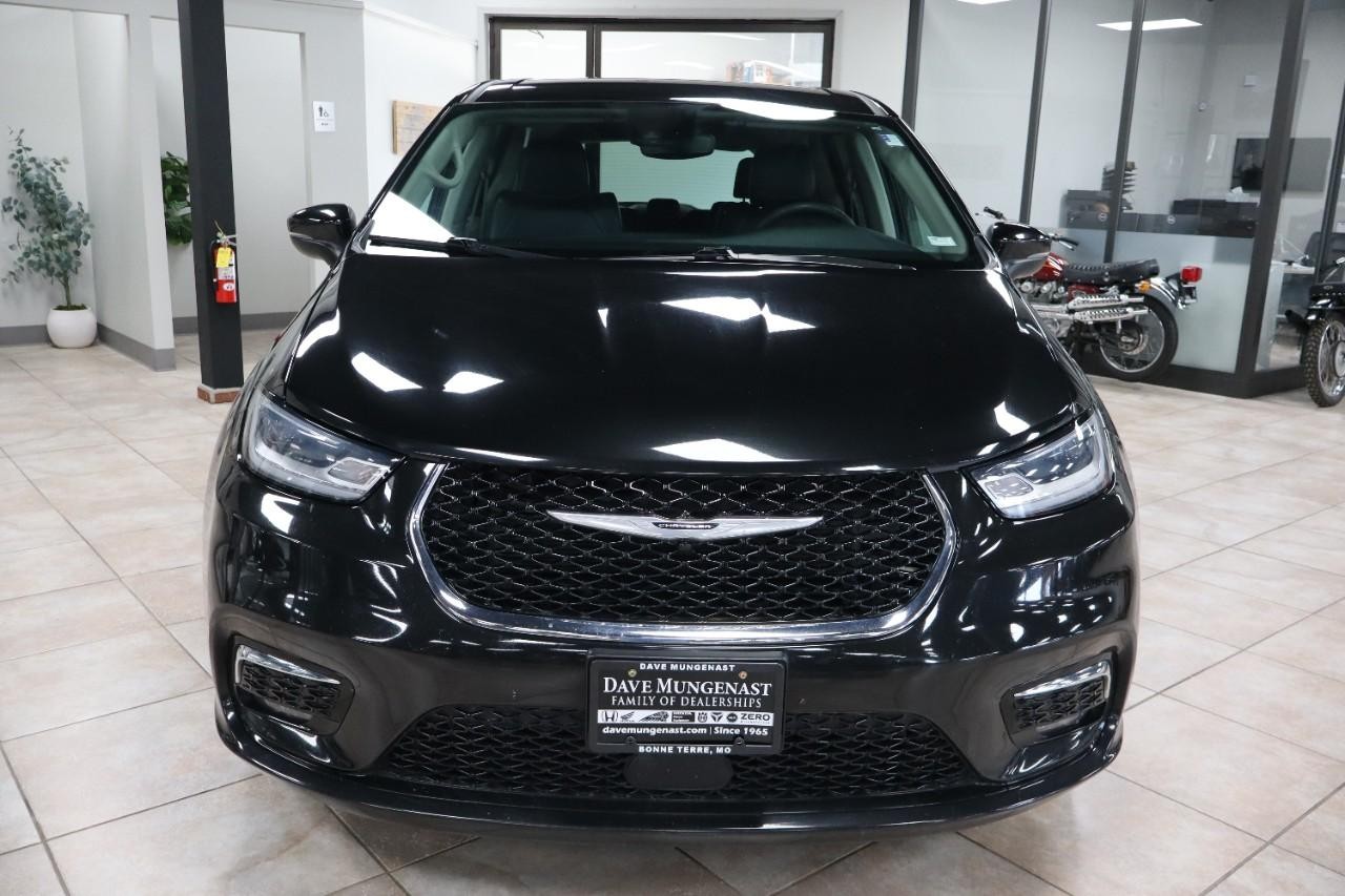 Chrysler Pacifica Vehicle Full-screen Gallery Image 9
