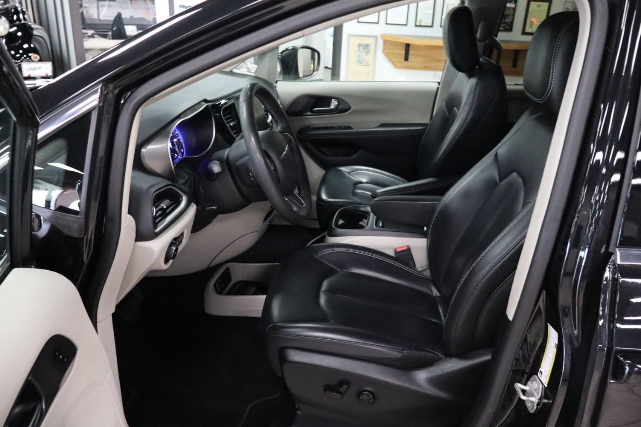 Chrysler Pacifica Vehicle Full-screen Gallery Image 10