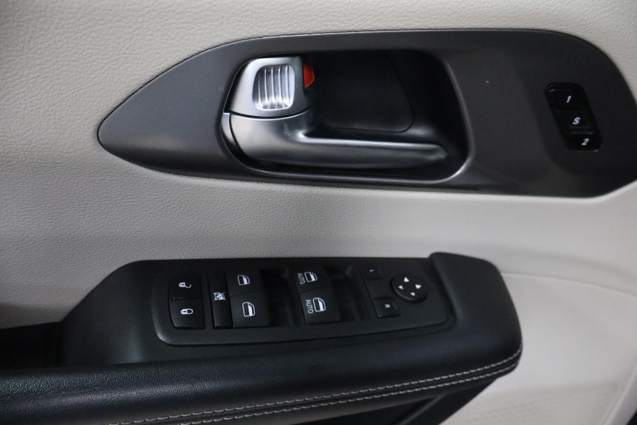 Chrysler Pacifica Vehicle Full-screen Gallery Image 12