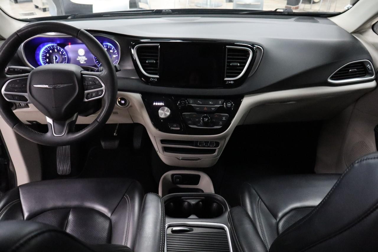 Chrysler Pacifica Vehicle Full-screen Gallery Image 13