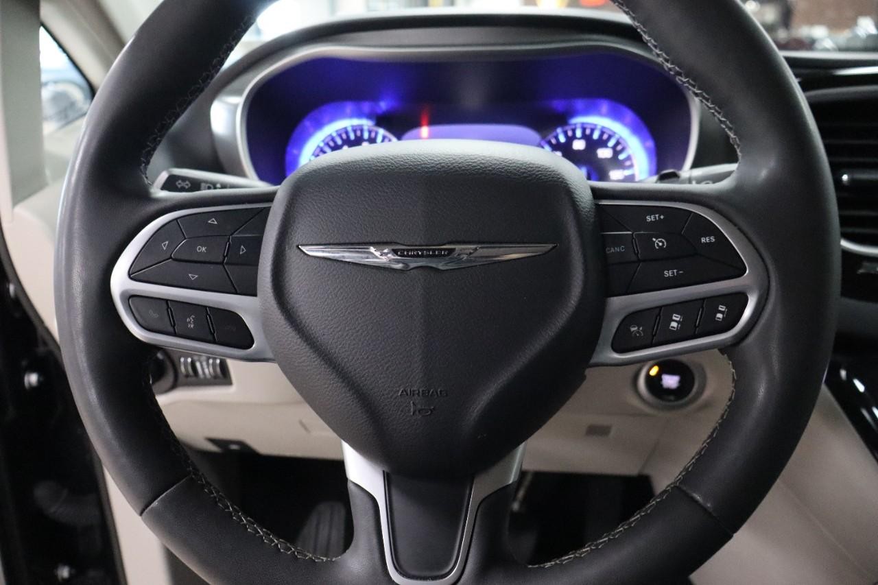 Chrysler Pacifica Vehicle Full-screen Gallery Image 14