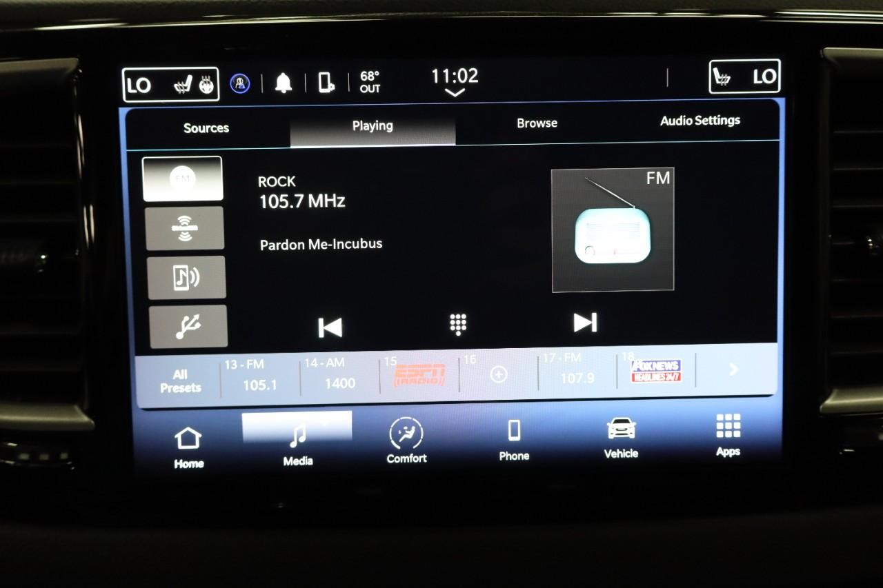 Chrysler Pacifica Vehicle Full-screen Gallery Image 16