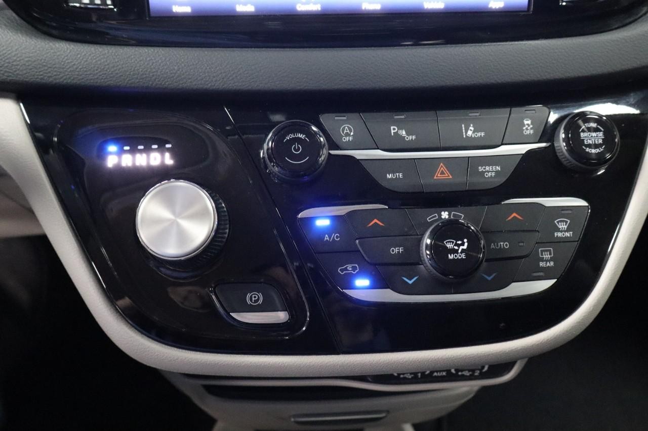 Chrysler Pacifica Vehicle Full-screen Gallery Image 17