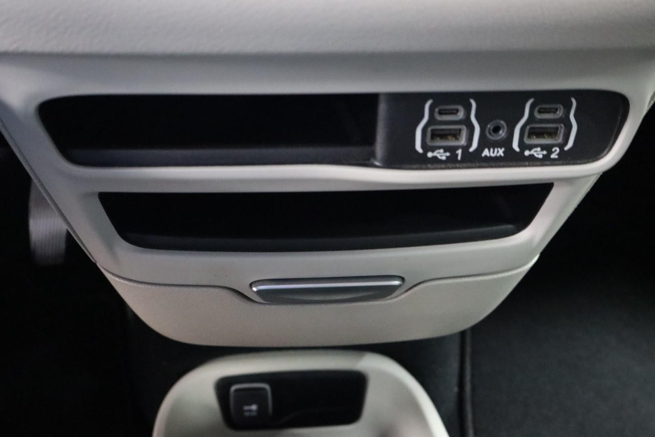 Chrysler Pacifica Vehicle Full-screen Gallery Image 18
