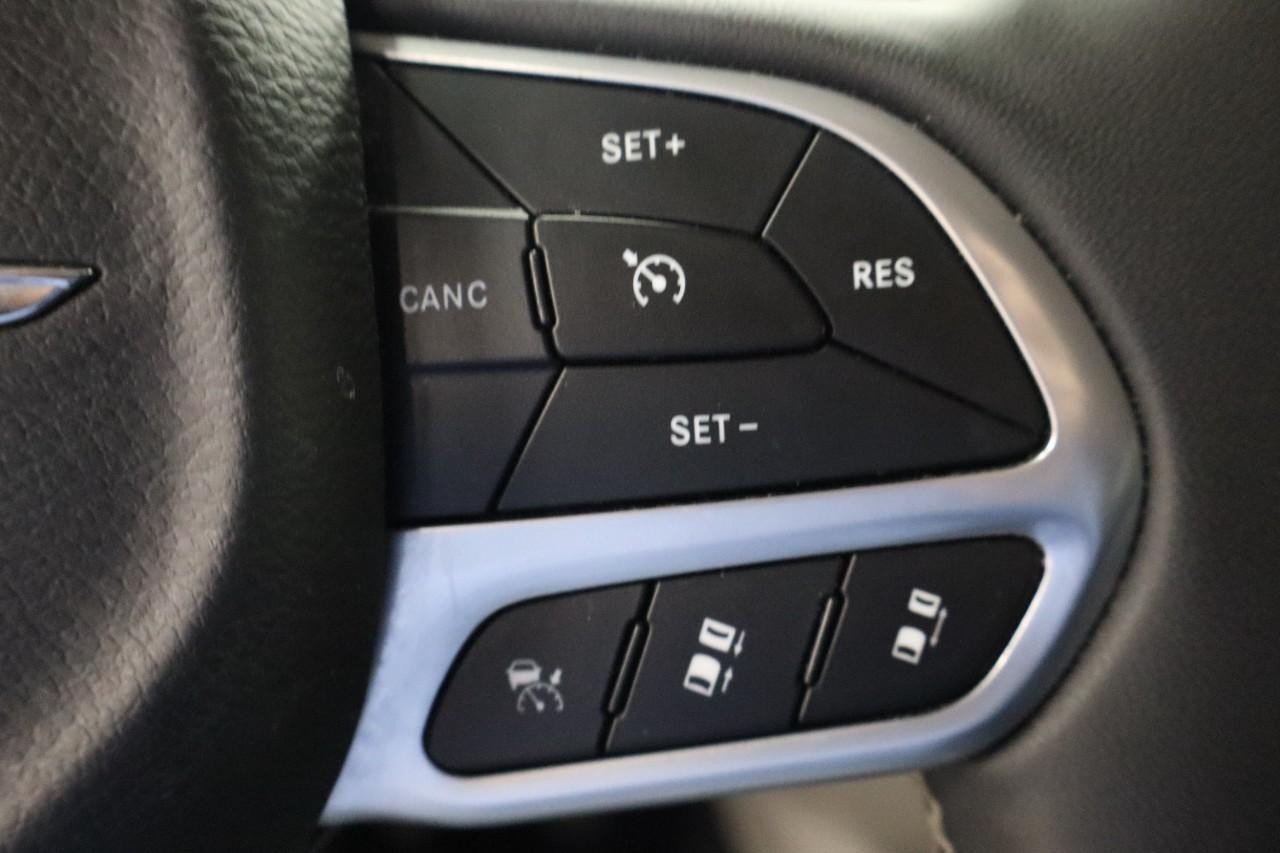 Chrysler Pacifica Vehicle Full-screen Gallery Image 19