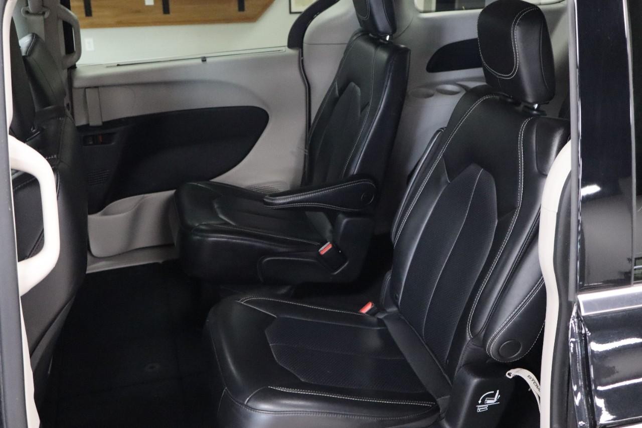 Chrysler Pacifica Vehicle Full-screen Gallery Image 20