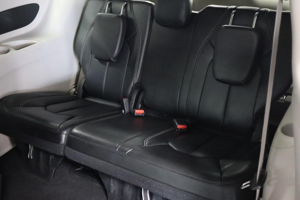 Chrysler Pacifica Vehicle Full-screen Gallery Image 21