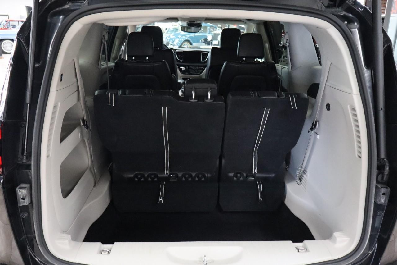 Chrysler Pacifica Vehicle Full-screen Gallery Image 22