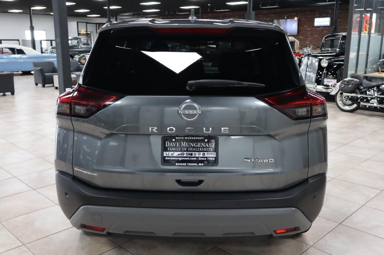 Nissan Rogue Vehicle Full-screen Gallery Image 4