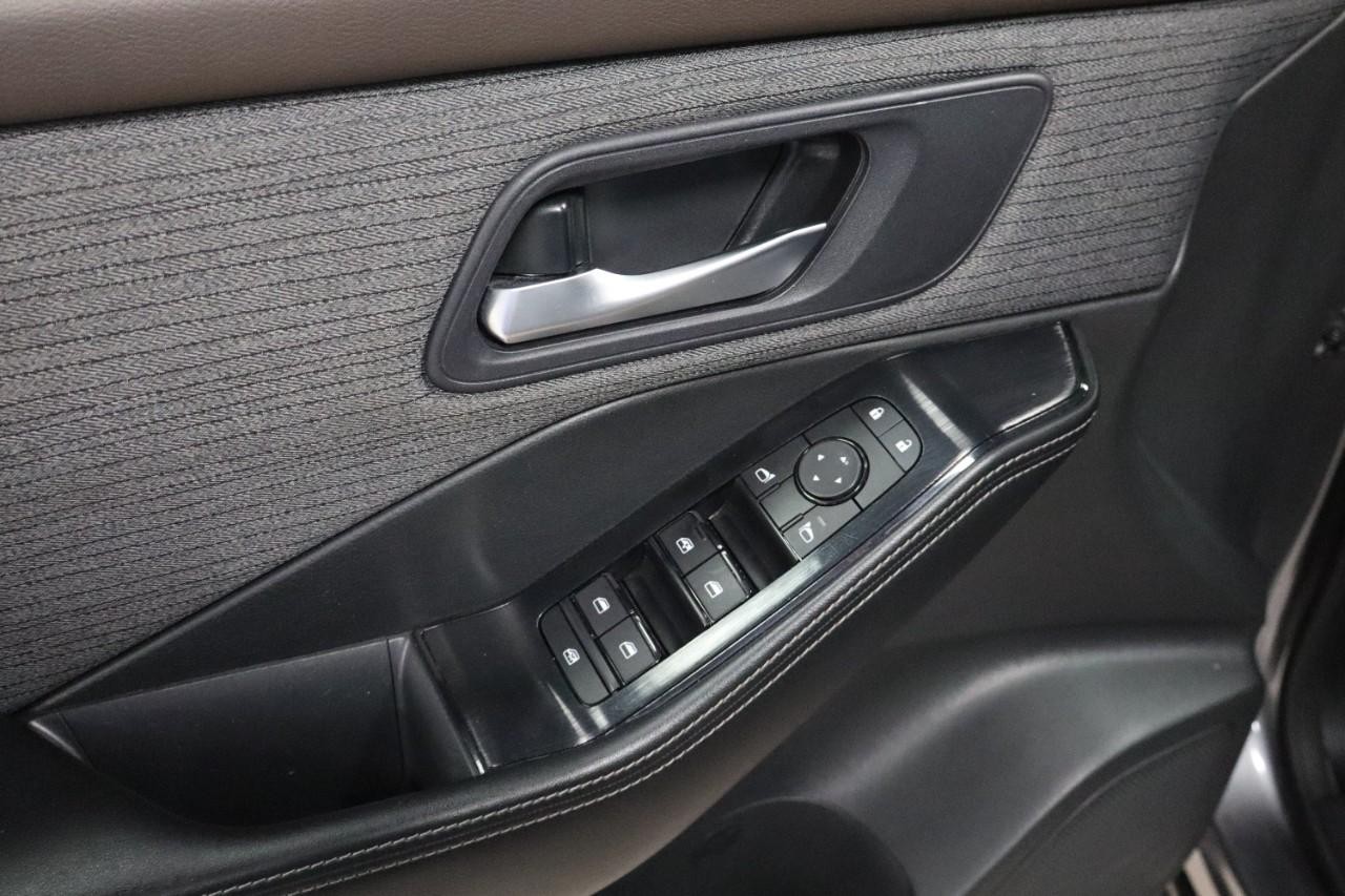 Nissan Rogue Vehicle Full-screen Gallery Image 11