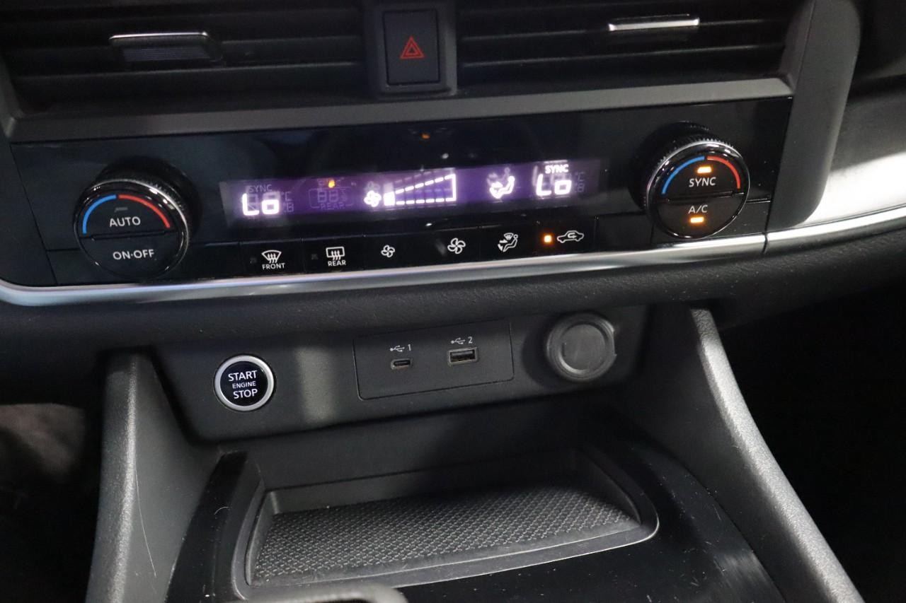 Nissan Rogue Vehicle Full-screen Gallery Image 16