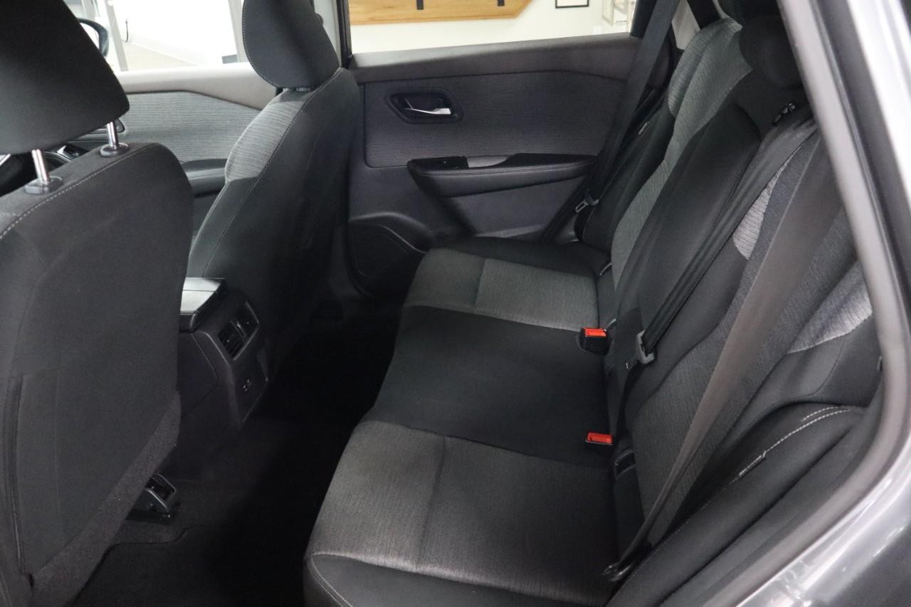 Nissan Rogue Vehicle Full-screen Gallery Image 17