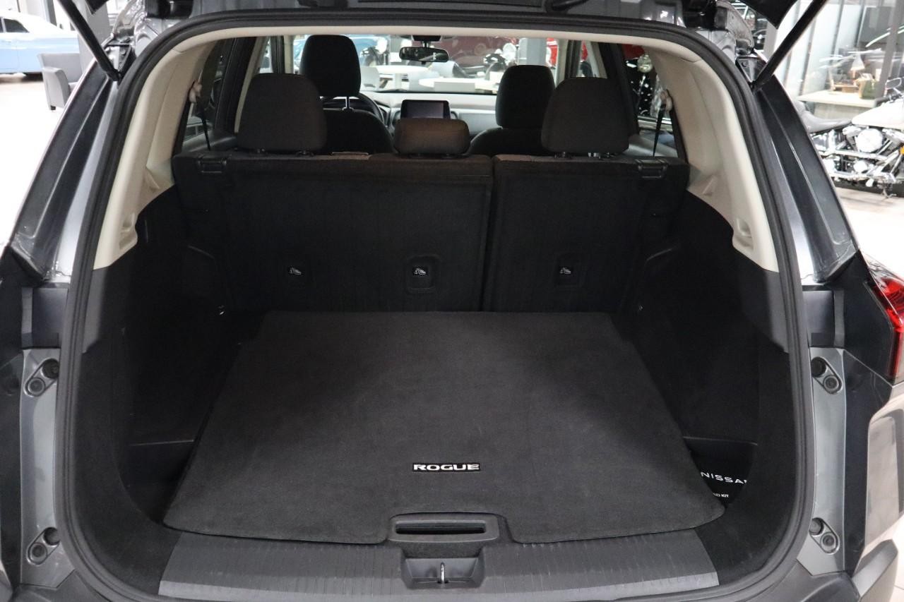 Nissan Rogue Vehicle Full-screen Gallery Image 18