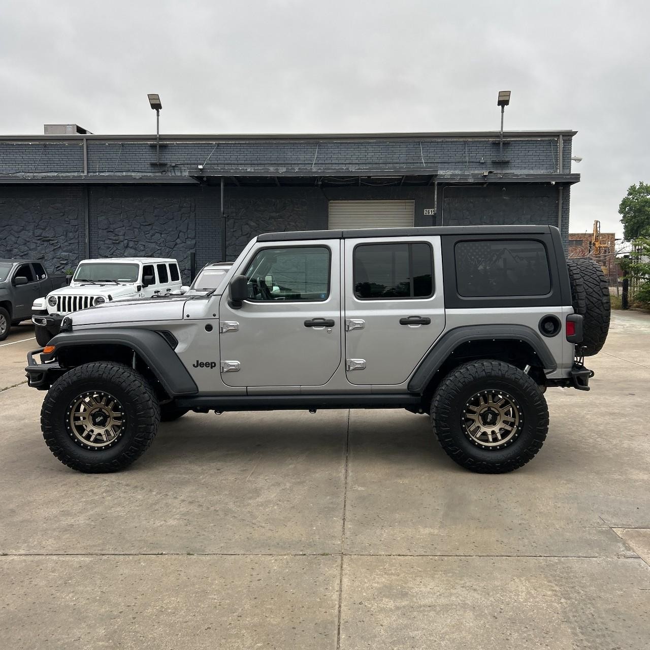 Jeep Wrangler Vehicle Full-screen Gallery Image 3