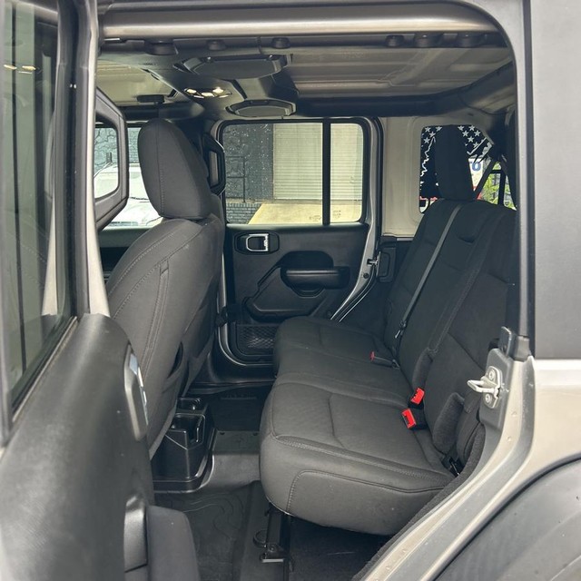 Jeep Wrangler Vehicle Full-screen Gallery Image 13