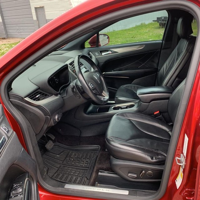 Lincoln MKC Vehicle Full-screen Gallery Image 11