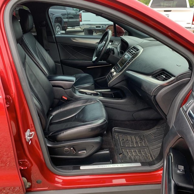 Lincoln MKC Vehicle Full-screen Gallery Image 12